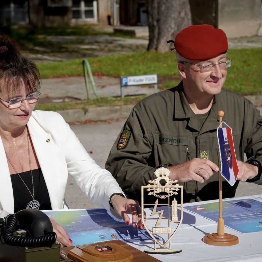 Bild enthält, Adult, Female, Person, Woman, Male, Man, Finger, Hand, Face, Head