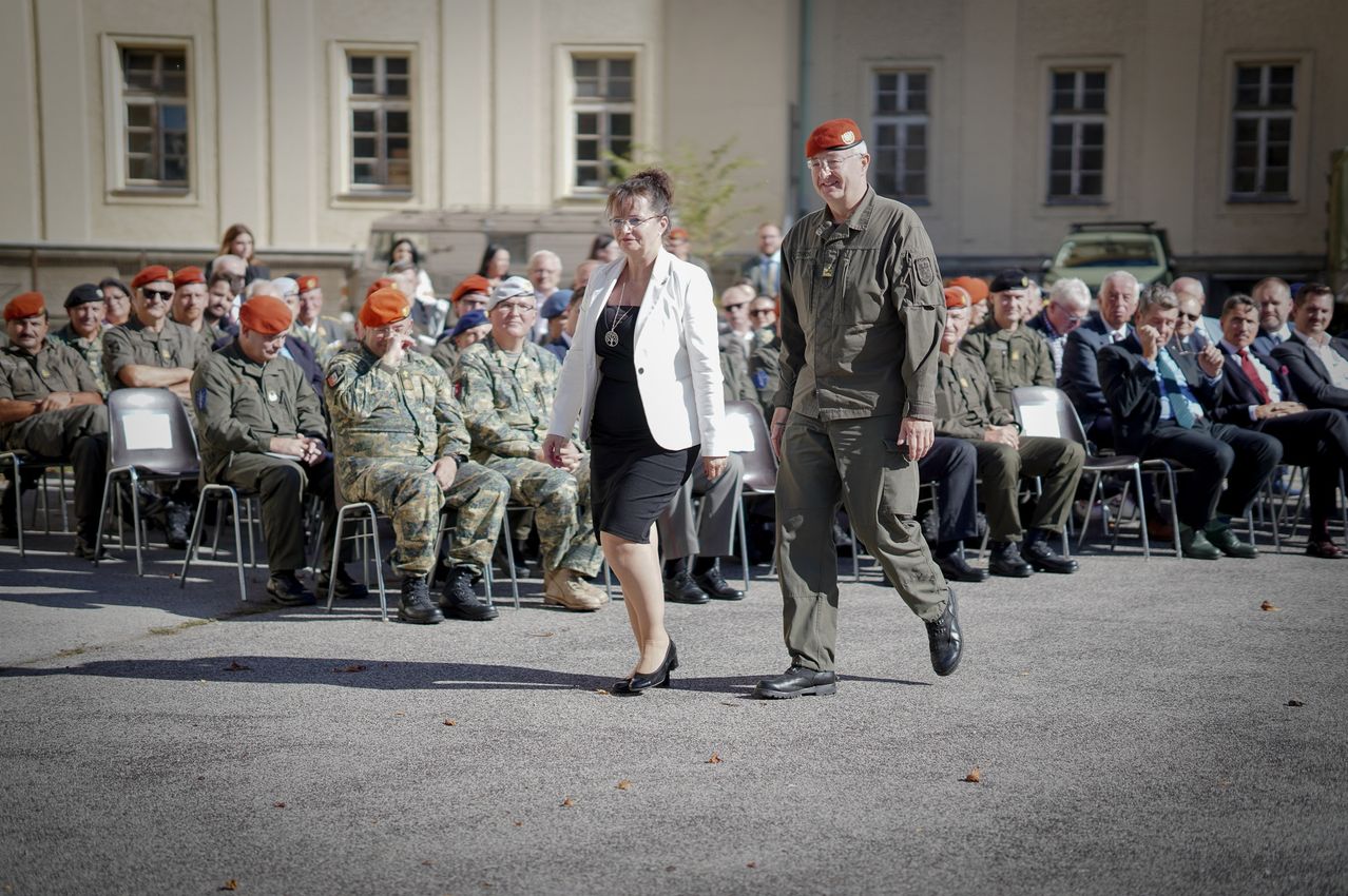 Bild enthält, People, Person, Coat, Adult, Male, Man, Female, Woman, Shoe, Crowd