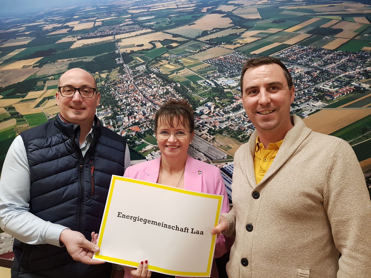 Bild enthält, Person, Photography, Portrait, Coat, People, Glasses, Adult, Male, Man, Smile