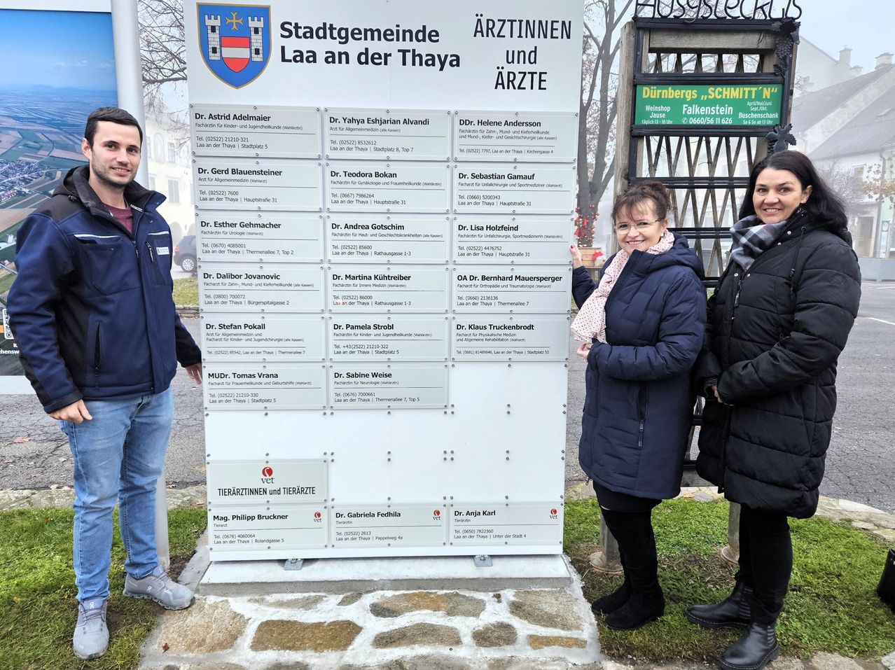 Bild enthält, Coat, Jacket, Pants, Jeans, Adult, Female, Person, Woman, Male, Man