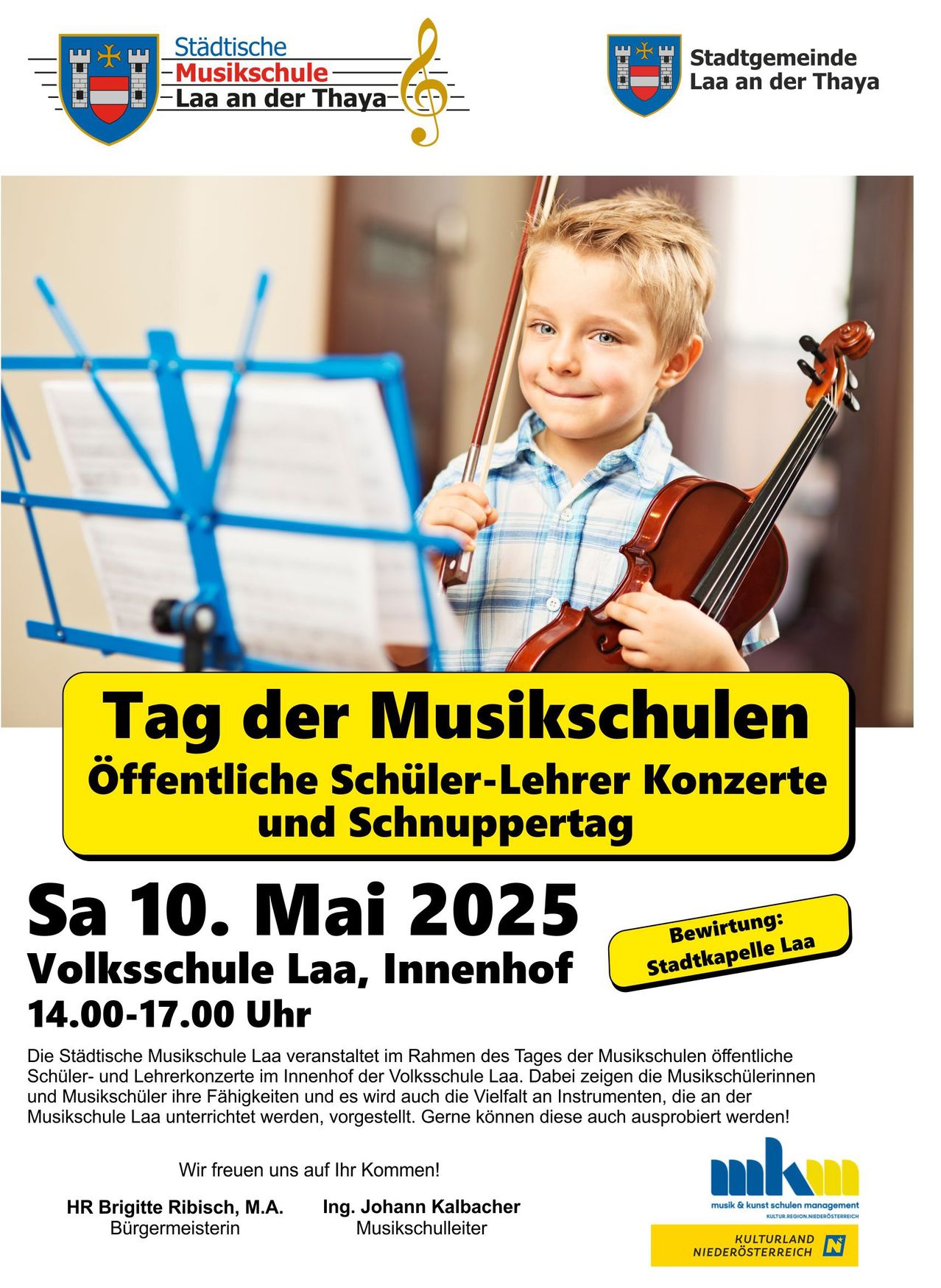 Plakat für den Tag der Musikschulen mit einem Jungen, der Geige spielt, Text lautet 'Tag der Musikschulen - Öffentliche Schüler-Lehrer Konzerte und Schnuppertag, Samstag, 10. Mai 2025, 14-17 Uhr, Volksschule Laa, Innenhof'.