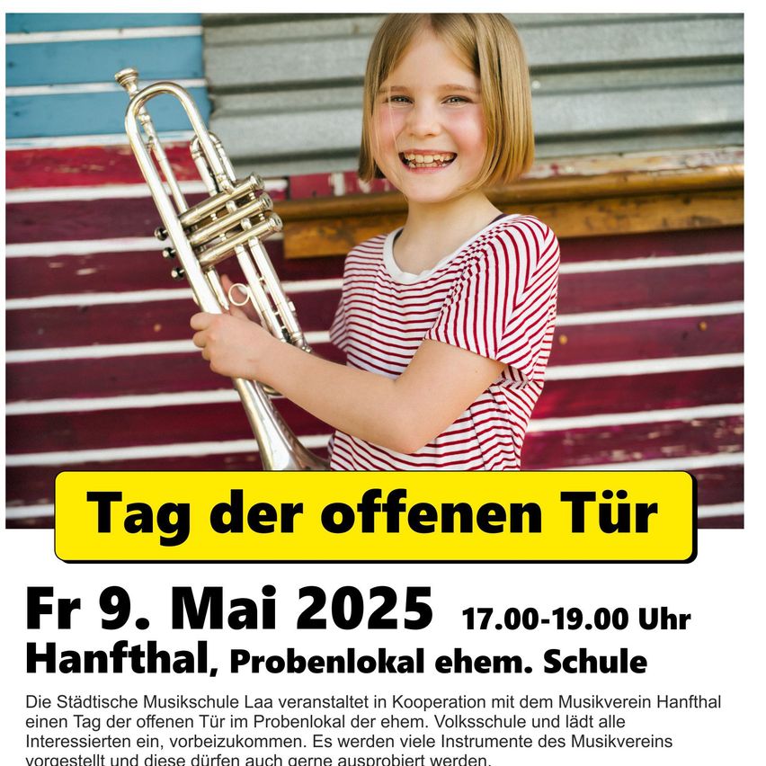 Ein junges Mädchen lächelt, während es eine Trompete hält. Ein gelber Banner mit dem Text 'Tag der offenen Tür' ist im Vordergrund.