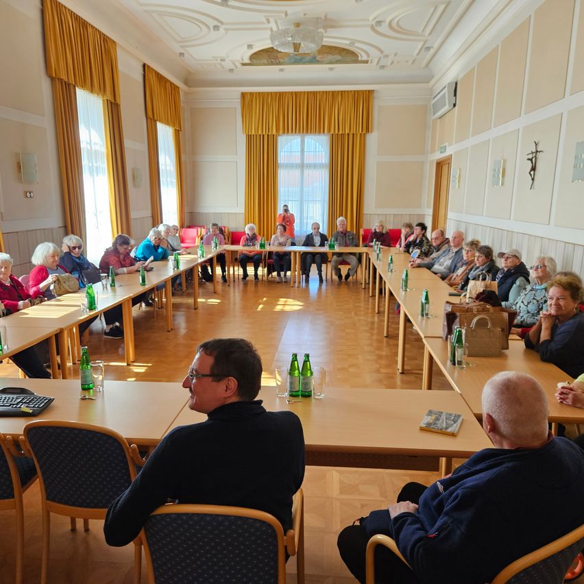 Bild enthält, People, Person, Adult, Female, Woman, Crowd, Indoors, Building, Male, Man