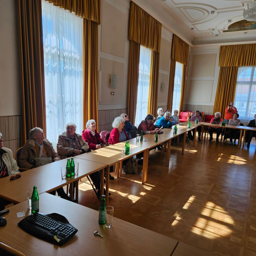 Bild enthält, People, Person, Wood, Floor, Flooring, Plywood, Building, Indoors, Adult, Man