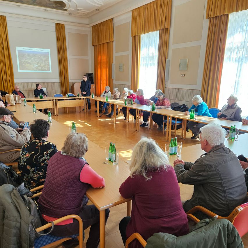 Bild enthält, People, Person, Crowd, Indoors, Seminar, Adult, Female, Woman, Male, Man