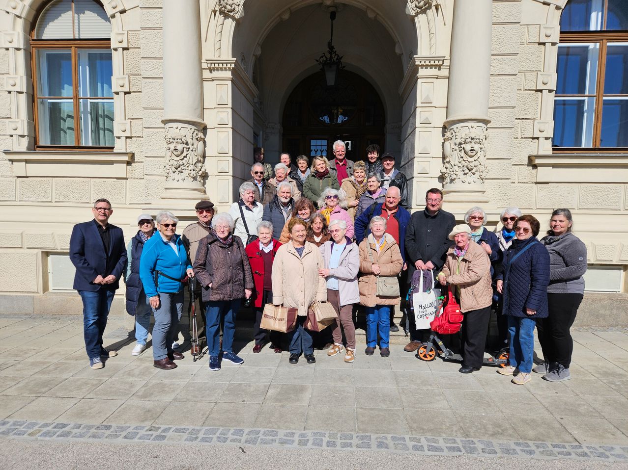 Bild enthält, College, Pants, People, Person, Coat, Jeans, Adult, Male, Man, Jacket