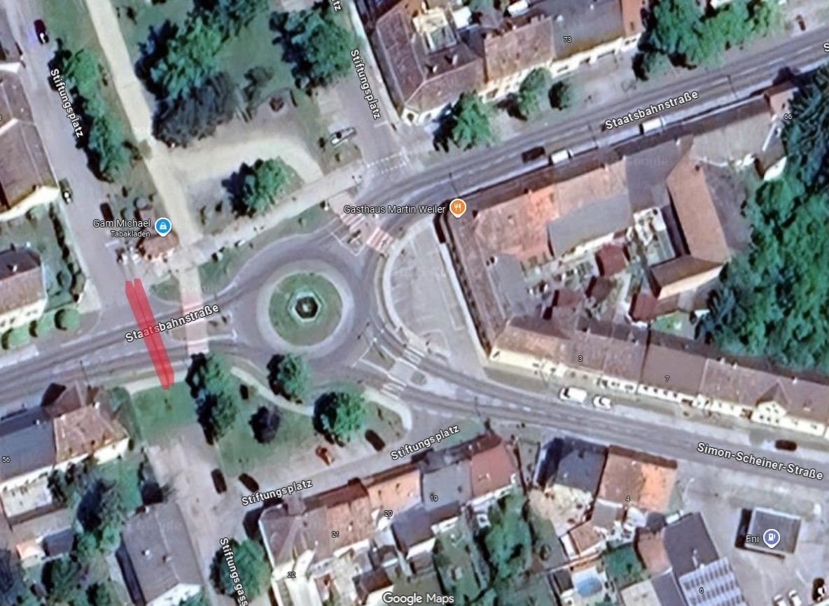 Luftaufnahme eines Kreisverkehrs mit Staatsbahnstrasse, Stiftungsplatz und Gasthaus Martin Weiler. Bäume und Gebäude sind um den Kreisverkehr herum zu sehen.