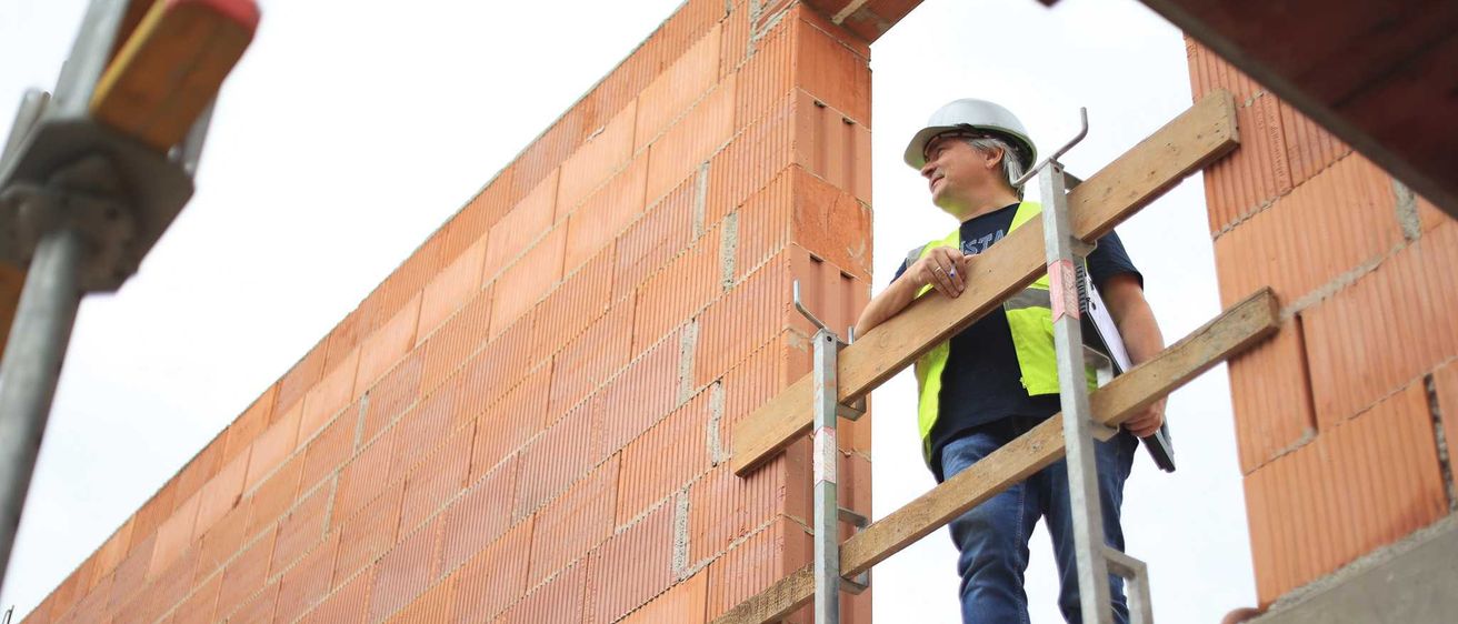 Bild enthält, Person, Worker, Adult, Male, Man