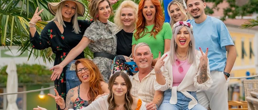 Bild enthält, Adult, Female, Person, Woman, People, Groupshot, Face, Head