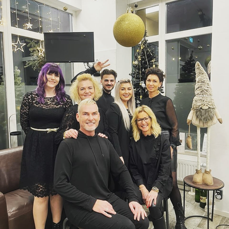 Bild enthält, Groupshot, Person, People, Clothing, Coat, Computer Hardware, Electronics, Hardware, Monitor, Screen