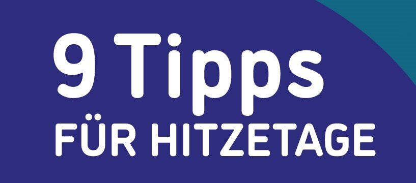 Ein blauer Hintergrund mit weißem Text, der '9 Tipps für heiße Tage' anzeigt.
