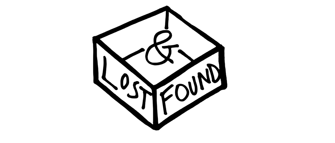 Eine einfache Zeichnung eines Kasten mit den Worten 'Verloren & Gefunden' darauf geschrieben. Der Kasten scheint offen zu sein, und die Worte sind handgeschrieben.