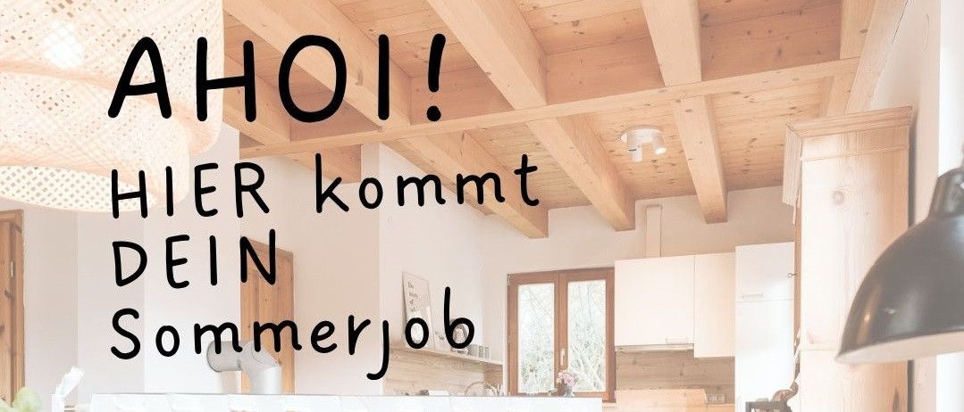 Eine Anzeige für einen Sommerjob als Reinigungskraft in Mirnockaho, Österreich. Es zeigt eine moderne Küche mit Holzbalken und weißen Schränken.