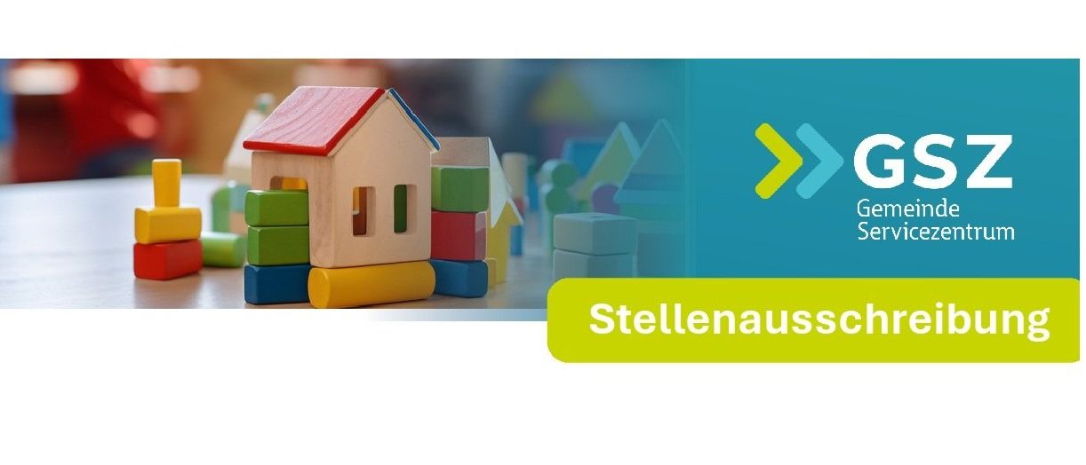 Ein blauer und weißer Hintergrund mit bunten Bauklötzen, die zu einem Haus und anderen Strukturen angeordnet sind, mit einem grünen Pfeil, der nach rechts zeigt.