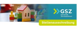 Ein blauer und weißer Hintergrund mit bunten Bauklötzen, die zu einem Haus und anderen Strukturen angeordnet sind, mit einem grünen Pfeil, der nach rechts zeigt.