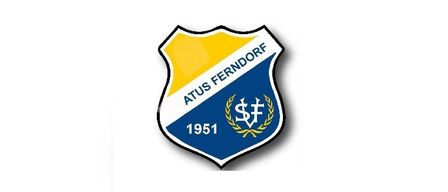 Ein blau-gelber Schild mit dem Text ATUS FERNDORF und dem Jahr 1951. Ein Logo mit einem Dollarzeichen und einem Emblem ist in der Mitte.