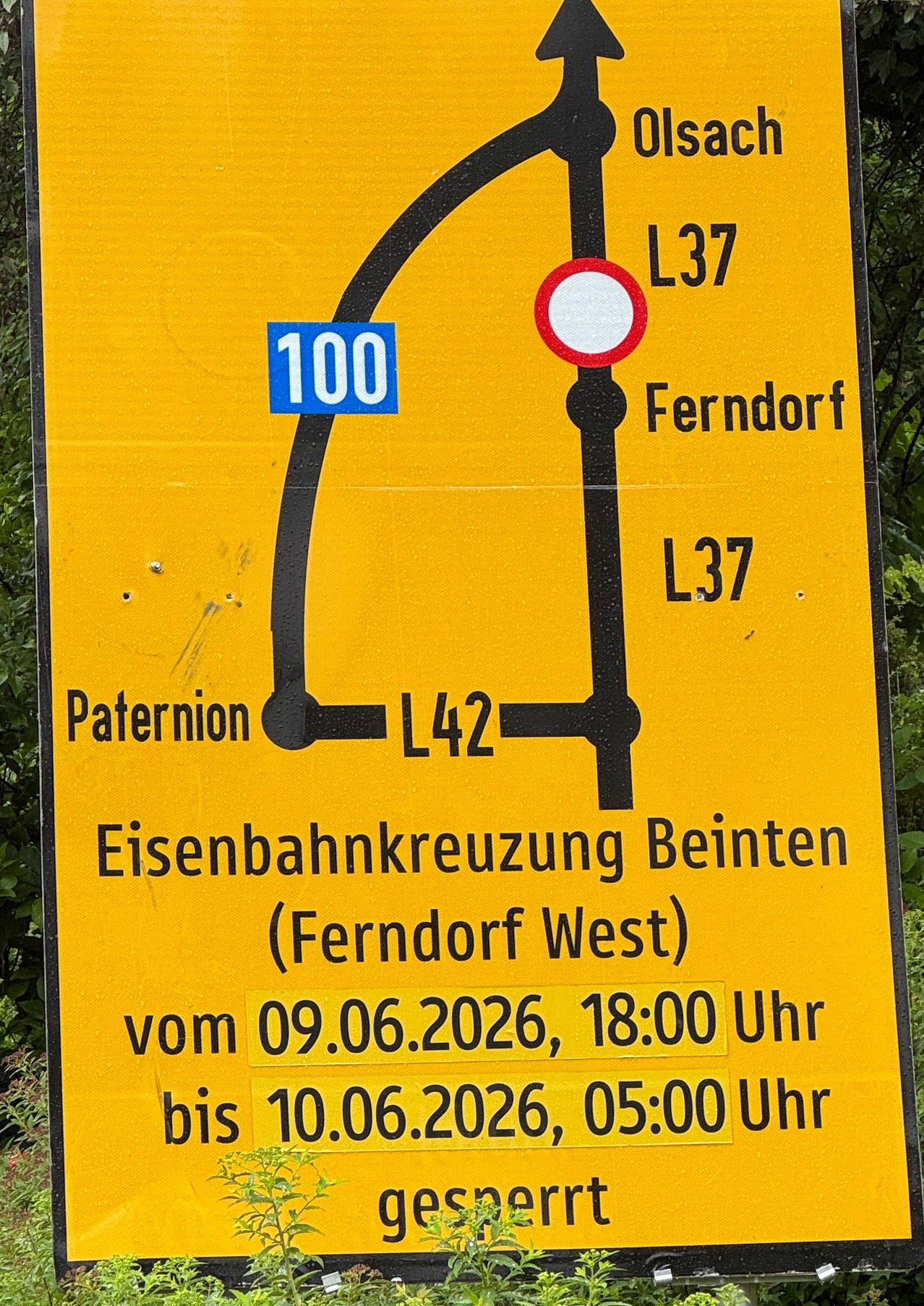 Yellow sign with road directions and dates. Routes include L37, Ferndorf, L42, and Paternion. It shows a railway crossing at Beinten (Ferndorf West). Dates: 09.06.2026, 18:00 to 10.06.2026, 05:00.