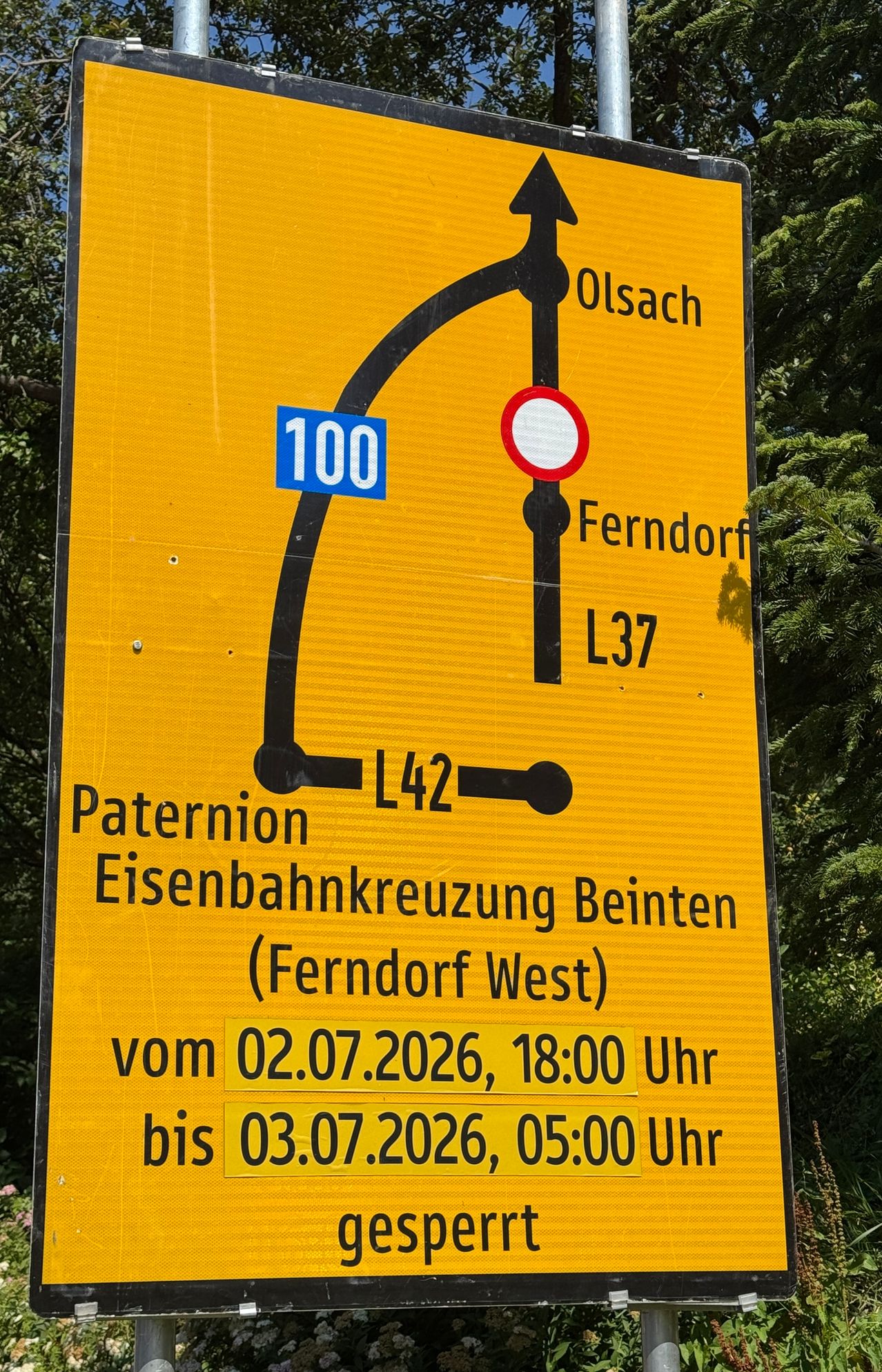 A yellow sign indicating a railway crossing closure. The closure is for Paternio Eisenbahnkreuzung Beinten (Ferndorf West) from July 2, 2026, 6 PM until July 2, 2026, 6 AM.