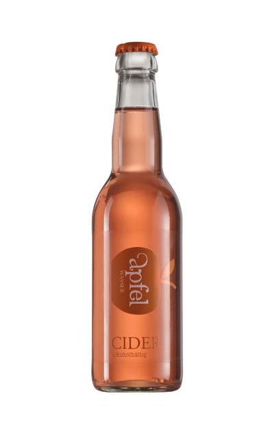 Eine Flasche Apfel Cider mit brauner Flüssigkeit, auf weißem Hintergrund präsentiert. Das Etikett zeigt den Markennamen 'Apfel' in Braun.