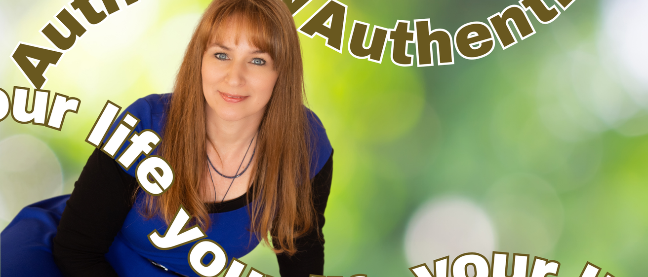 Bild enthält, Photography, Person, Portrait, Adult, Female, Woman, Advertisement, Poster, People, Necklace