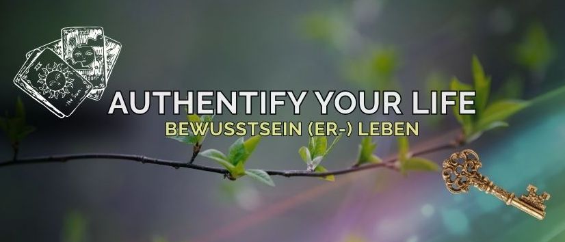 Ein Bild zeigt einen Schlüssel, einen Zweig mit Blättern und ein Kartenspiel mit dem Text Authentifizieren Sie Ihr Leben in weiß.