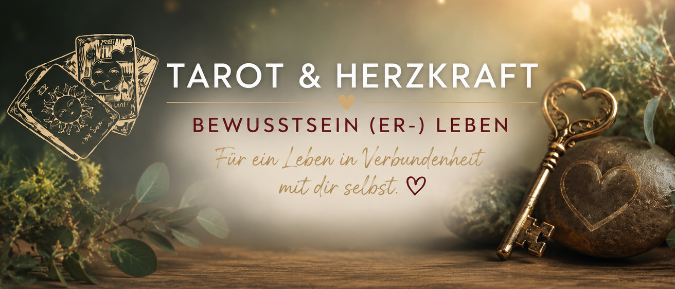 Ein Poster zeigt Tarot und Herzkraft mit einem Herzsymbol. Der Text lautet 'Für ein Leben in Verbundenheit mit dir selbst.' Das Bild ist verschwommen mit einem hölzernen Hintergrund.