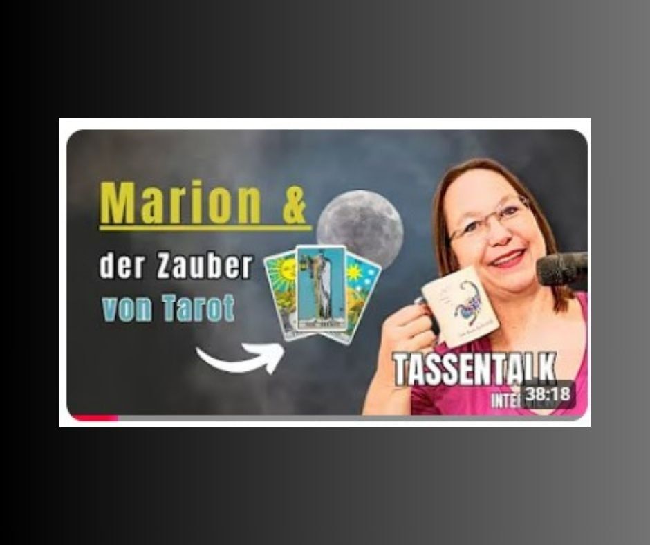 Eine Frau hält eine Tarotkarte mit einem Skorpion und lächelt. Der Text lautet 'Marion & der Zauber von Tarot' mit einem Mond im Hintergrund. Ein Pfeil zeigt nach rechts. Das Bild enthält einen Zeitstempel von 38:18.