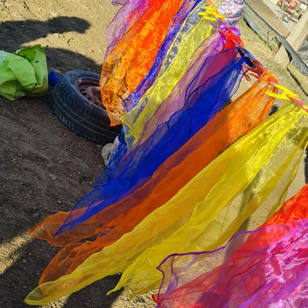 Bild enthält, Soil, Machine, Wheel, Tire, Alloy Wheel, Spoke, Transportation, Vehicle, Person, Dye