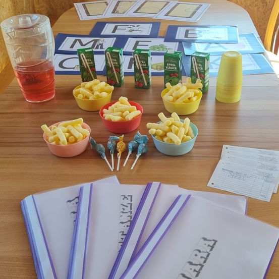 Bild enthält, Furniture, Table, Tabletop, Dining Table, Text, Document, Food