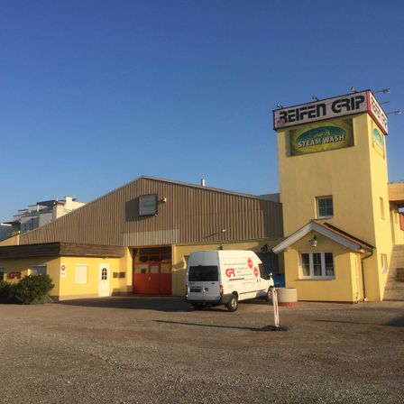 Bild enthält, Hotel, Car, Vehicle, Lamp