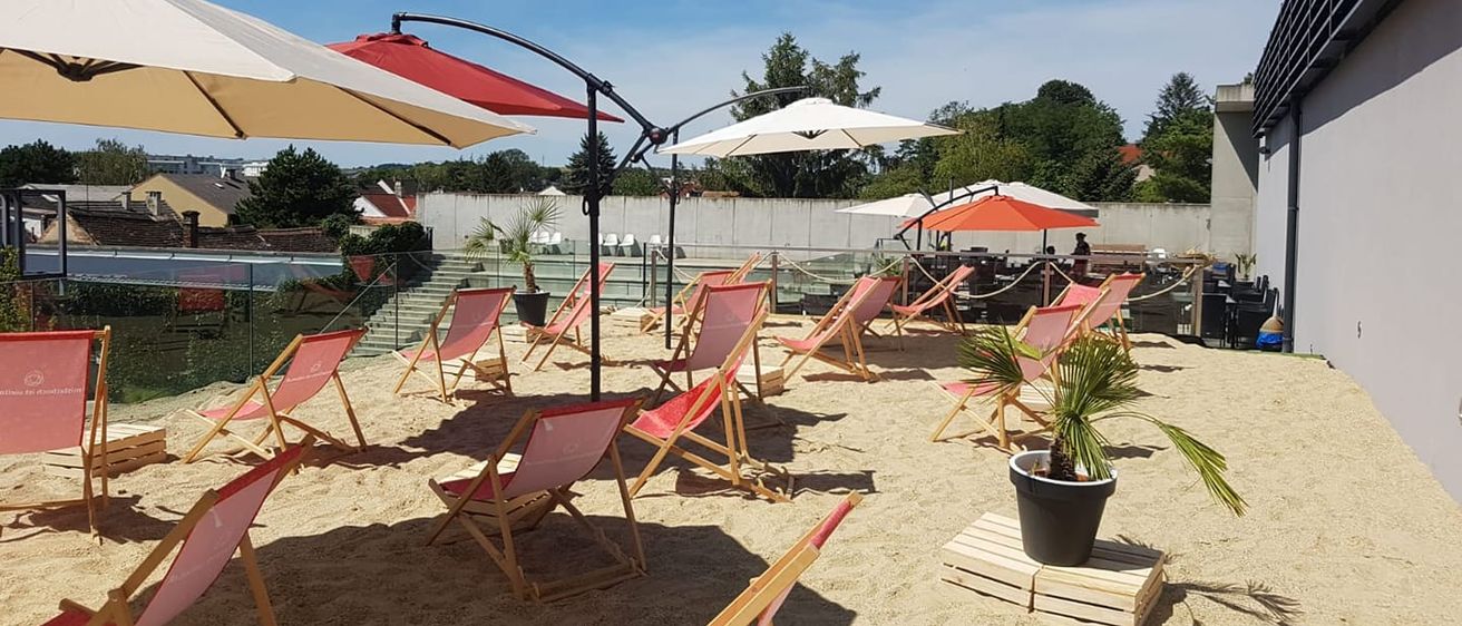 Bild enthält, Plant, Chair, Furniture, Person, Outdoors, Nature, Pool