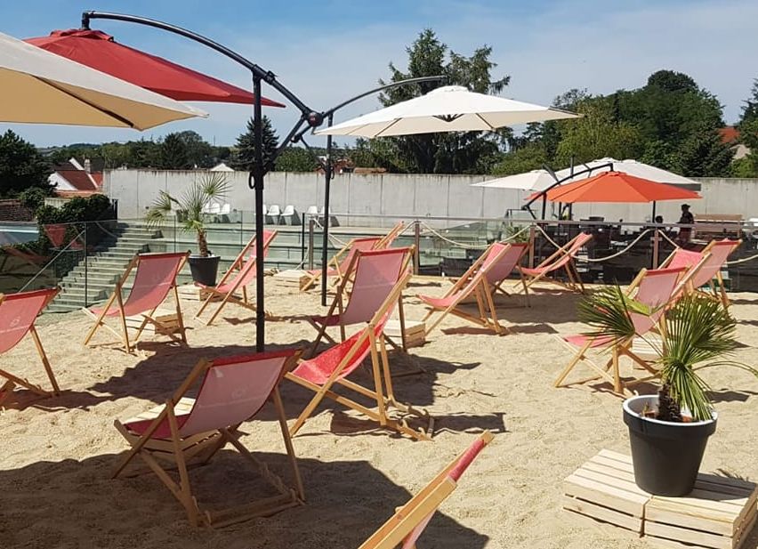 Bild enthält, Plant, Chair, Furniture, Person, Outdoors, Nature, Pool