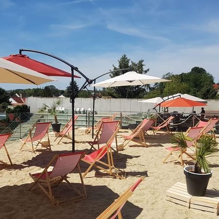 Bild enthält, Plant, Chair, Furniture, Person, Outdoors, Nature, Pool