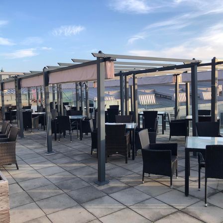 Bild enthält, Furniture, Indoors, Lounge, Restaurant, Chair, Floor, Table, Cafeteria