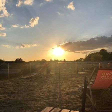 Bild enthält, Nature, Outdoors, Sky, Sun, Sunrise, Scenery, Grass, Cloud, Beer, Shelter