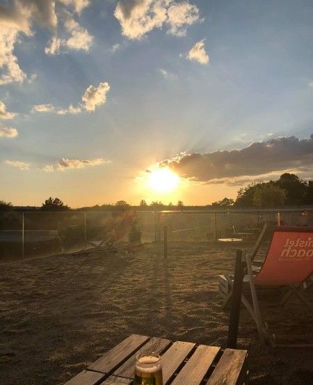 Bild enthält, Nature, Outdoors, Sky, Sun, Sunrise, Scenery, Grass, Cloud, Beer, Shelter