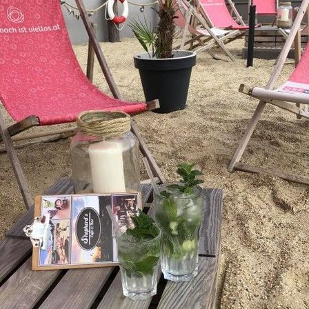 Bild enthält, Plant, Potted Plant, Chair, Furniture, Planter, Cup, Table, Mojito, Nature, Summer