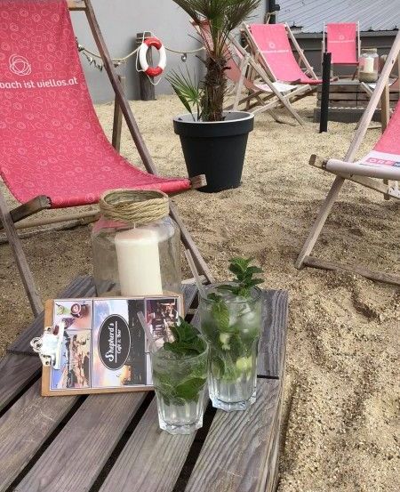 Bild enthält, Plant, Potted Plant, Chair, Furniture, Planter, Cup, Table, Mojito, Nature, Summer