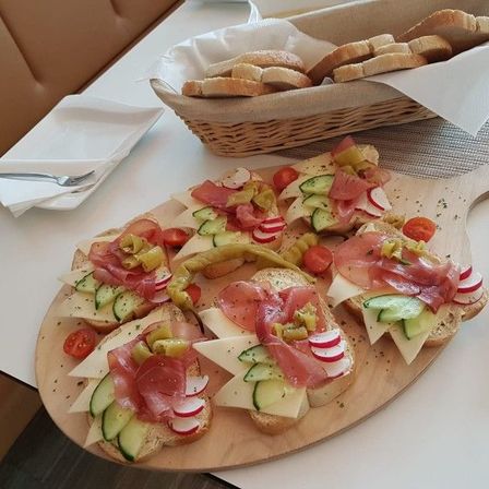 Bild enthält, Food, Food Presentation, Brunch, Plate, Bread, Cutlery, Fork, Avocado Toast