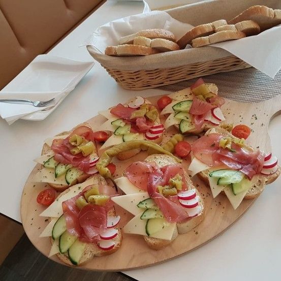 Bild enthält, Food, Food Presentation, Brunch, Plate, Bread, Cutlery, Fork, Avocado Toast