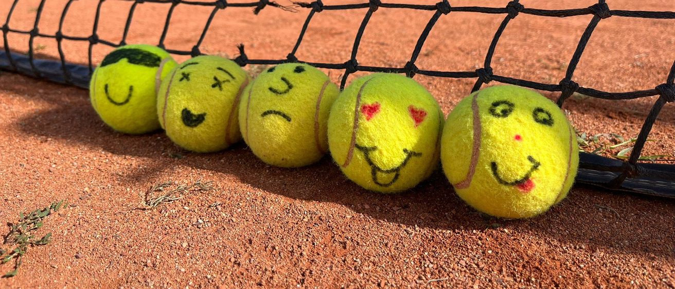 Bild enthält, Ball, Sport, Tennis, Tennis Ball, Racket, Tennis Racket, Person