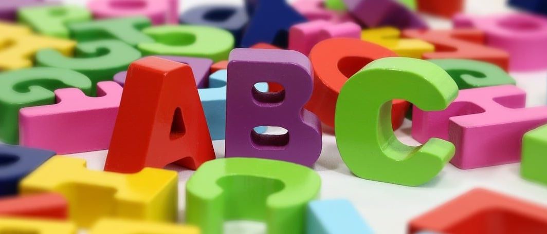 Bild enthält, Number, Symbol, Text, Tape