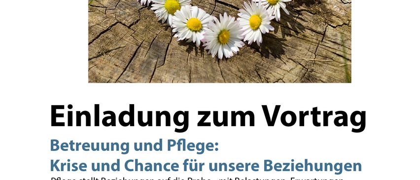 Plakat mit einer herzförmigen Anordnung von Gänseblümchen auf einer Holzoberfläche, betitelt 'Einladung zum Vortrag'. Es bewirbt einen Vortrag über Betreuung und Unterstützung, der sich auf Krisen und Chancen in Beziehungen konzentriert. Geplant für Donnerstag, 2. Oktober 2025, um 10 Uhr.