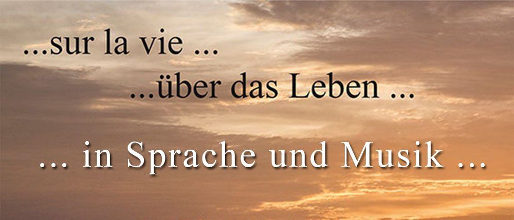 Ein Hintergrund mit Sonnenuntergang und Textüberlagerung in mehreren Sprachen: 'Über das Leben' auf Französisch, 'Über das Leben' auf Deutsch und 'In Sprache und Musik' auf Deutsch.