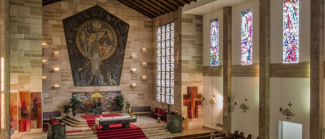 Bild enthält, Indoors, Prayer, Chapel, Church, Chair, Furniture, Altar, Lamp