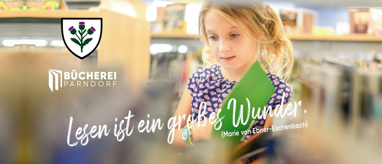 Ein Mädchen liest ein grünes Buch in einer Bibliothek. Der Hintergrund ist unscharf. Ein Zitat in weißer Schrift lautet 'ist ein großes Wunsch'. Das Mädchen trägt ein Blumenkleid.