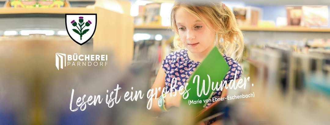 Ein Mädchen liest ein grünes Buch in einer Bibliothek mit Regalen im Hintergrund. Das Bild zeigt einen Zitat in Deutsch, 'Lesen ist ein großes Wunder', zugeschrieben an Marie von Ebner-Eschenbach.