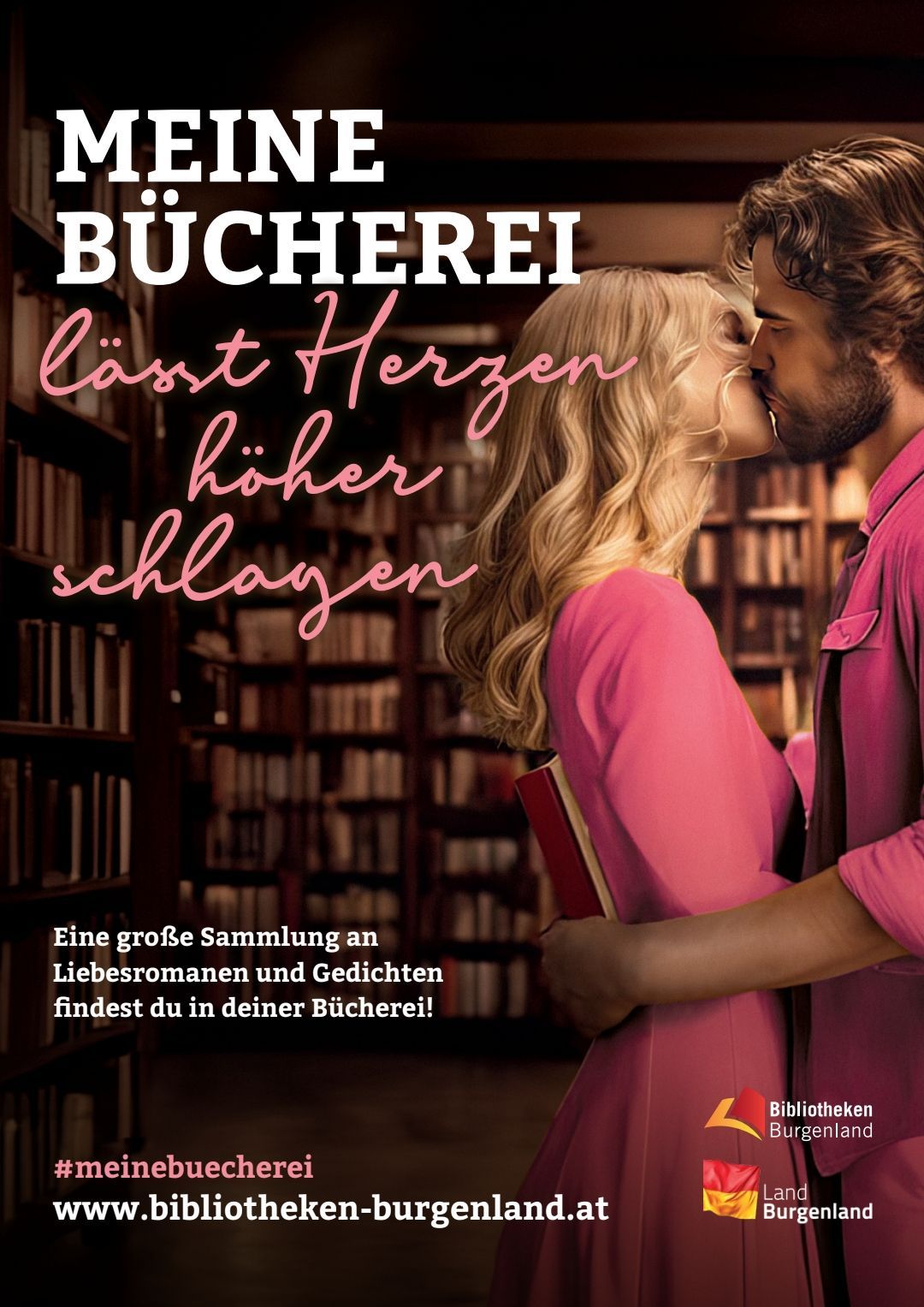 Ein Paar, das sich in einer Bibliothek küsst, mit Regalen voller Bücher im Hintergrund. Der Text über ihnen lautet Bücherei, läßt Herzen höher schlagen.