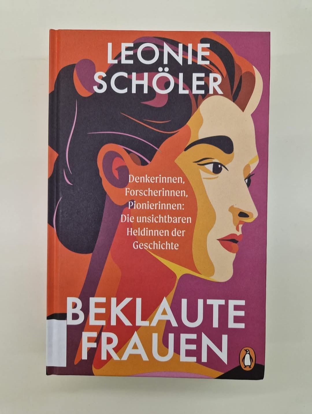 Buchcover mit dem Gesicht einer Frau, betitelt 'BEKLAUTE FRAUEN'. Der Text darüber lautet 'LEONIE SCHÖLER'. Ein Untertitel lautet 'Denkerinnen, Forscherinnen, Pionierinnen: Die unsichtbaren Heldinnen der Geschichte'.