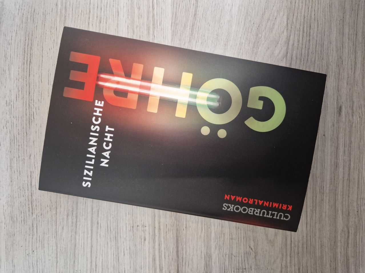 Ein Buchcover mit dem Titel 'CHOC' in roten und gelben Buchstaben auf schwarzem Hintergrund. Unter dem Titel steht der Untertitel 'Sizilianische Nacht' in weiß. Der Name des Autors 'Kimmo Korhonen' ist in Rot unten rechts angegeben.